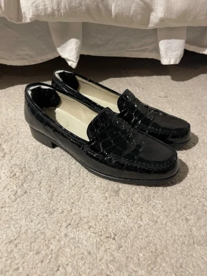 Italienska loafers i 100% läder - Se mina andra annonser! Buda gärna.  Ettore Adriano Loafers 100% läder  Blankt läder med krokodil mönster  Jag har inlägg vid hälen och fotsulan som motverkar skav, men som går att ta bort! Sparsamt använda, har flera användningar kvar Säljer då de inte kommer till användning  Nypris runt 2000kr