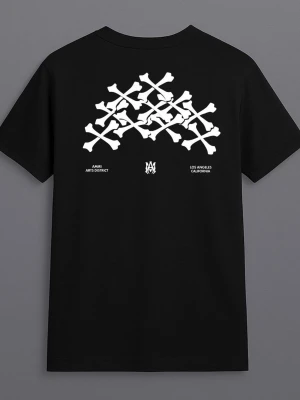 Svart Amiri t-shirt med benmönster - Säljer en svart t-shirt från Amiri med tryck av vita korslagda ben på ryggen och logga framtill. T-shirten har rund hals och korta ärmar. Materialet känns mjukt och skönt, perfekt för en avslappnad streetwear-look.