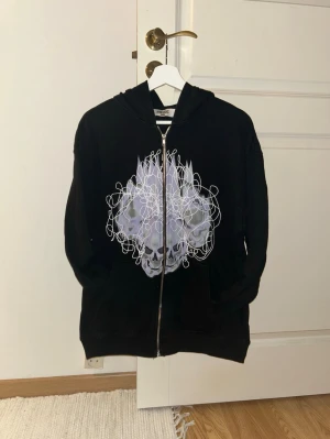 Svart hoodie med dödskalletryck - Svart zip hoodie med tyck köpt från ”About You” i storlek XS men kan passa S också