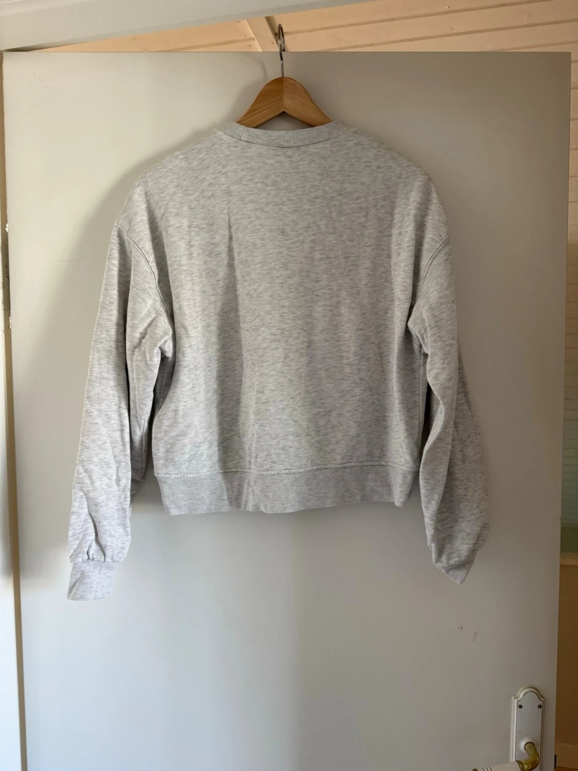 Ljusgrå basic sweatshirt - 1