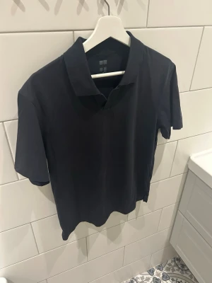 Uniqlo Piké - Uniqlo Piké Storlek: Xs Passform: Normal Skick: Mycket bra skick Nypris: 400 Om du har en fråga är det bara att fråga😁Skickas alltid inom 24h