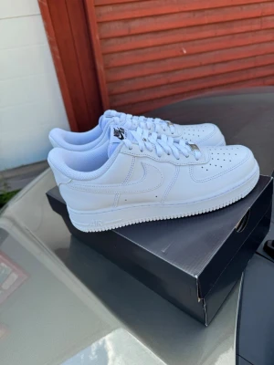 Nike Air Force 1 '07 Flyease Vita strl 42. - Helt nya oanvända Nike Air Force 1 '07 Flyease Vita strl 42.  Skorna har inte blivit använda eller testade. Original kartong medföljer   Nypris hos Nike 1400 kr!