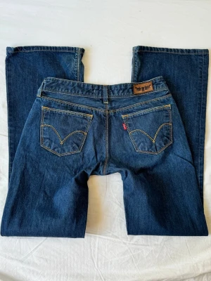 Lågmidjade bootcut jeans  - Fint skick! Midja: 76cm Innerben: 74cm