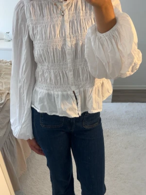 Vit blus från Nelly, storlek 38 - Säljer en Vit blus från Nelly , perfekt nu till sommaren, använd ett fåtal gånger. (Lite skrynklig men går att stryka) Storlek 38. 🌸