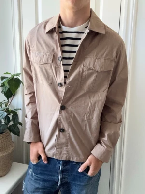 Mango overshirt  - Mango overshirt, stor på modellen. Inga defekter! Modellen i bilderna är 180 cm 75 kg och bär Storlek M , Kom med frågor! 🌟 (Kan gå ned i pris vid köp av paket 😉) 
