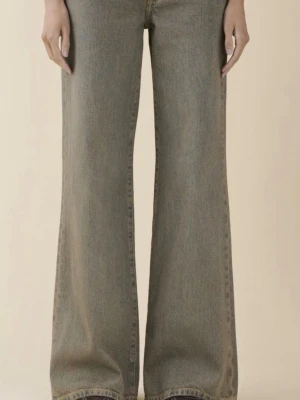 Kyoto vida jeans från Jeanerica  - Säljer ett par snygga vida jeans från Jeanerica i grå tvättad denim. I färgen beige tint. Jeansen har låg midja, raka ben och klassiska fem fickor. Perfekta för dig som gillar en avslappnad och trendig look. Materialet är 100% bomull. W28L32