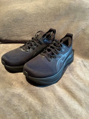 Asics Nimbus 28 - Skor från Asics | Storlek: 44,5 | Svarta | Som Nya | Funkar för vardagligt eller löpning | Nypris 2199kr |