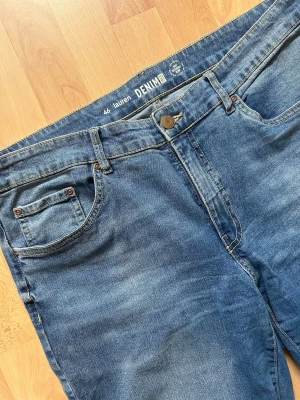 Blå denimjeans  - Jättefina och bekväma jeans i en klassisk mellanblå tvätt från Kappahl (Denim 1953). Modellen heter Lauren och har en jättefin slim-ish passform med stretch som sitter superbekvämt✨