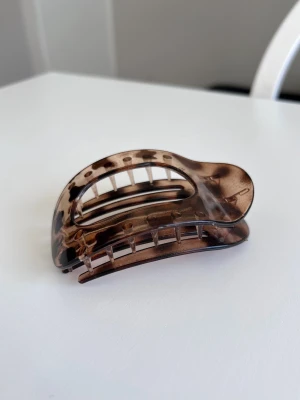 Hårklämma med leopardmönster - En superfin hårklämma med leopardmönster. Testad en gång.  Säljer pga att den inte håller upp mitt hår. Funkar nog bättre om man inte har så tjockt hår.