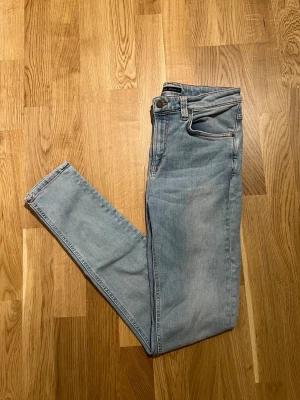 Nudie Jeans - Storlek 31/32 - Nudie Jeans för män till salu, elegant färg som passar perfekt till sommaren. Nyskick, inga skador/slitage. Storlek Waist 31 / Lenght 32. Hör av dig vid intresse/frågor. PRIS KAN DISKUTERAS!