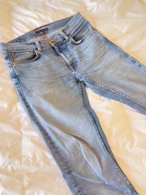 Ljusblå nudie jeans - Ljusblå nudie jeans är lite små på mig tyvärr. Mått: midja 42cm längd 103cm benöppning 17cm