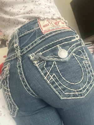 True religion jeans - Low waist bootcut true religion, vintage modell med tjocka sömmar. Så snygga och superskick förutom lite slit vid fötterna. Syns på sista bilden❤️❤️