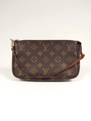 Louis Vuitton Monogram Pochette Accessories  - •The Pochette has been gently used and is in good condition • Size: One Size •Color: Brown • Retail price: 16200Sek •Height: 12,5cm Length: 22cm Depth: 3cm
