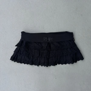 2000s fold over ultra low waist dollette skirt  - jättefin kjol med vikbar midja, volanger och brodyrer och söta spets detaljer från spanien  kan bäras på två sätt som på bilderna  leverans inom 24h  låg midja platt 39,5 full längd 32   passar 36/38  mycket bra skick endast ett ytligt hål som jag upptäckte nu när jag tog bilderna