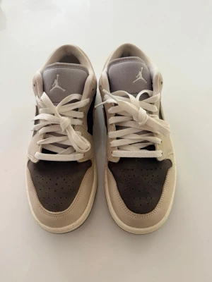 Nike AIR JORDAN 1 LOW  - AIR JORDAN 1 LOW SE Sneakers Dam Helt oanvanda. Inköpta i New York för 2 veckor sedan. Färg: Enigma Stone/Pale Ivory/Hemp/ Oatmeal Style: IB7011-001 (OBS ingen kartong)