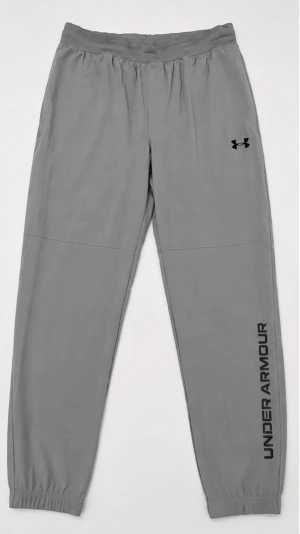 Grå mjukisbyxor från Under Armour - Säljer ett par bekväma och stilrena Under Armour träningsbyxor i storlek XL. Perfekta för träning, gymmet eller vardagsbruk. Lätta, stretchiga och andningsbara material som ger hög komfort och rörelsefrihet. V Skick: Använda fåtal gånger, mycket gott skick. Inga hål, fläckar eller skador. * Egenskaper: • Storlek: XL (TG/EG) • Färg: Grå • Elastisk midja med dragsko • Under Armour logga på benet • Snygg passform och hög komfort Material: 100% polyester