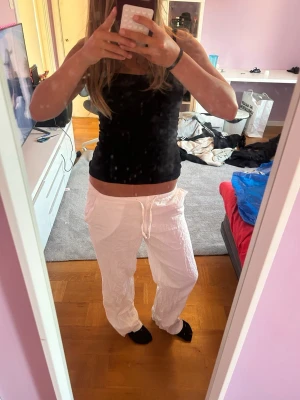 Vita raka linnebyxor  - Jätte fina linnebyxor som knappast använts. Jag skulle säga att den är mid waisted men snygga att ha låg midjade också. Jag som vanligtvis brukar ha S/XS tycker att dem sitter bra.  Pris går att diskuteras då jag vill bli av med grejerna🤍🤍