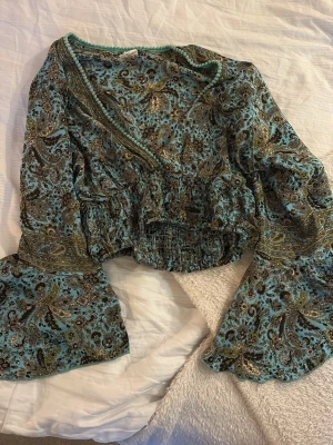 Blus - Jättefin somrig blus, rensar så vill gärna bli av med snabbt, uppskattar om du kan hämta i stan. Storlek S/M