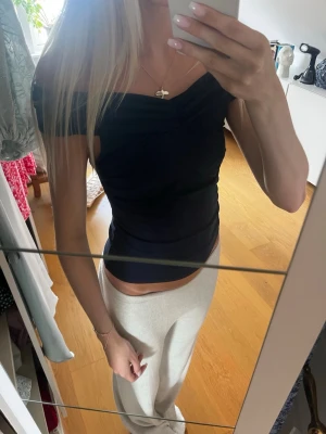 Mörkblå offshoulder topp - Snygg mörkblå offshoulder topp med twistad detalj framtill. Toppen är i fint skick och storlek xs. Köpt på lindex🩵🩵