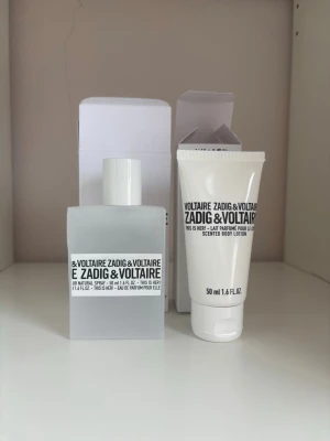 Zadig&Voltaire parfym - Zadig&Voltaire this is her parfym 50 ml. Endast testad. En 50 ml lotion medföljer (oöppnad) också med parfymen. Skickar i orginalförpackningen🤍