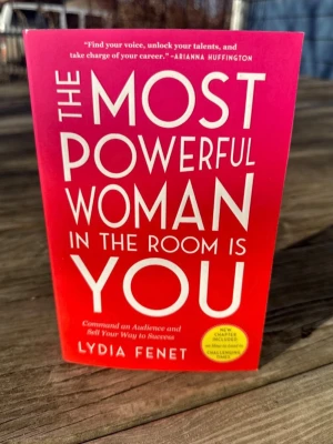 The Most Powerful Woman in the Room - En inspirerande bok med röd och rosa omslag, skriven av Lydia Fenet. Boken handlar om att ta plats, bygga självförtroende och lyckas i karriären. Perfekt för dig som vill ha motivation och konkreta tips för att nå dina mål.