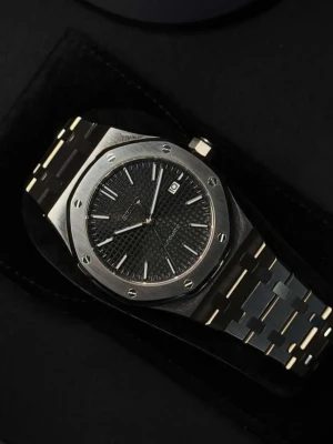 Seiko OAK Mod - Seiko OAK Mod  Klockan är monterad lokal i Kalmar och är redo för att postas omgående, en sjukt fin klocka som bör ses i person för att kunna uppskatta kvalite, klockan har också en häftig vikt. En riktigt blickfångare.   - Urtavla och länk (rostfritt stål)  - Rörelse: Automatic NH35  - Box + resväska tillkommer vid köp  - Verktyg för att justera länk