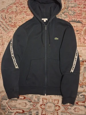 Mörkblå Tracksuit Från Lacoste - Inga fel, Tröjan S, Byxorna M