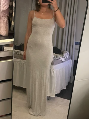 Ljusgrå långklänning  -  långklänning i ljusgrått från Gina tricot, strl xs men stretchig så passar S oxå! ❤️
