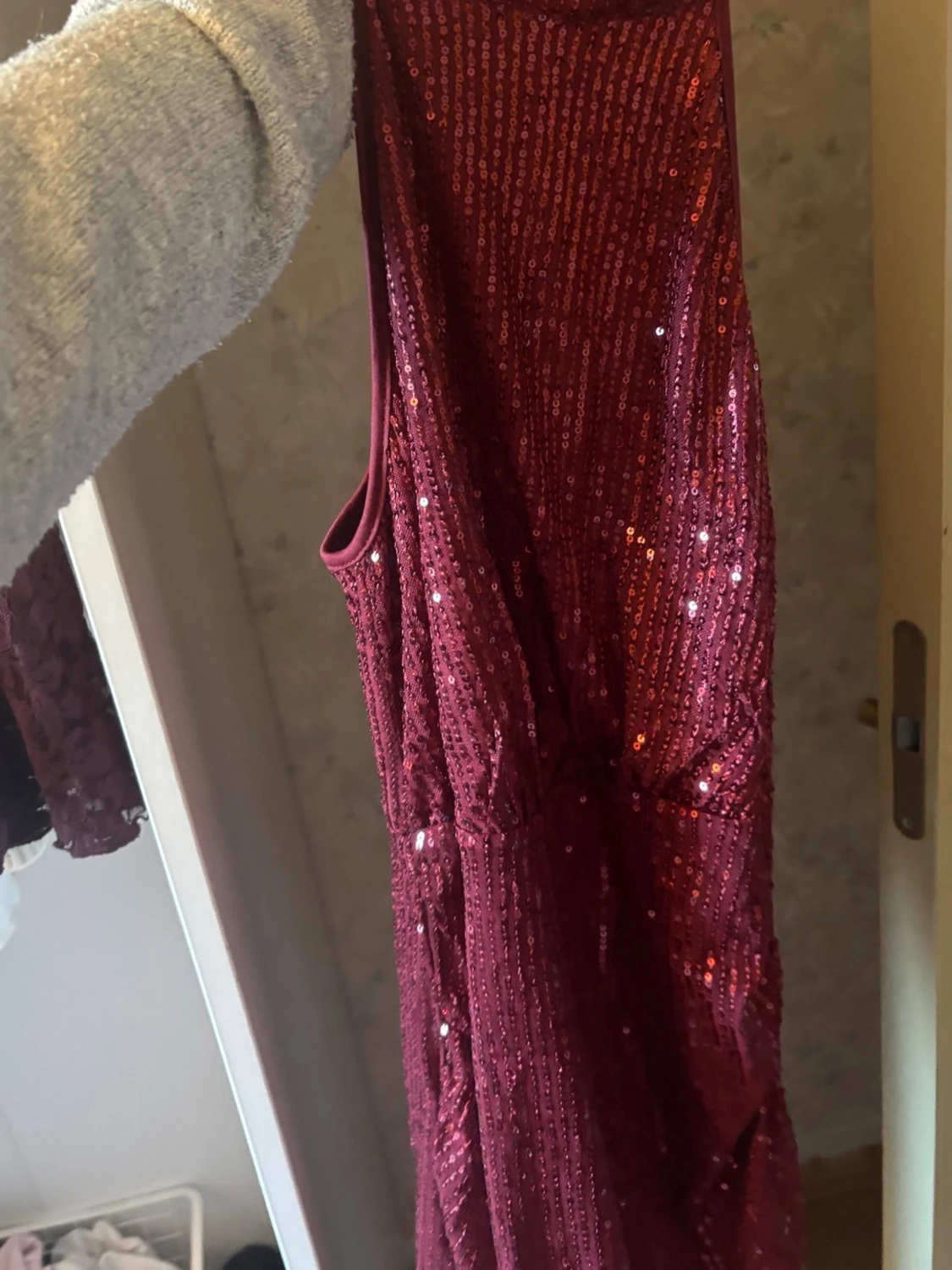 Vinröd glittrig ärmlös klänning