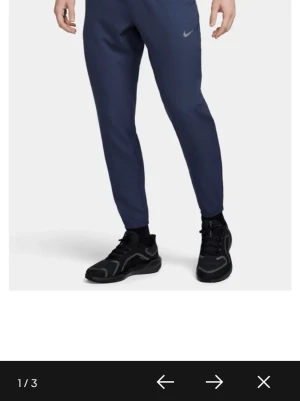 Mörkblå Nike mjukisbyxor köpt denna månad kvitto finns  - Säljer ett par mörkblå mjukisbyxor från Nike med smal passform och elastisk midja. Byxorna har en diskret Nike-logga på låret och är tillverkade i ett mjukt och bekvämt material som passar perfekt för chill eller träning.