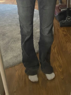 Svarta bootcut jeans med broderi - Storlek 158, midjemått 34cm innerben: 77cm💕