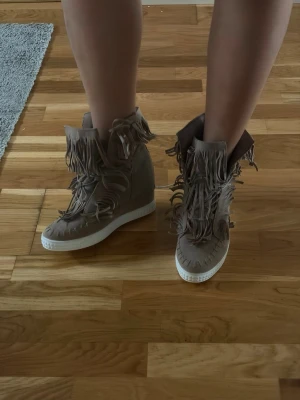 Bruna Fransskor med kilklack - Isabel marant liknande kilklackar Super snygga I nyskick!