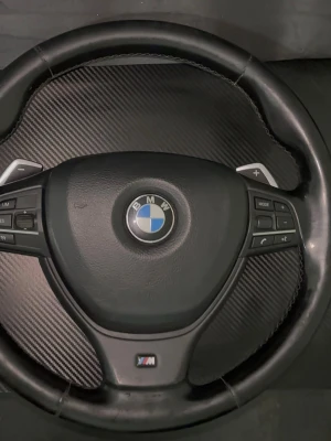 BMW F10/F11 M-Sport ratt komplett med airbag & paddlar – 2010–2013 - Säljer en original BMW M-Sport ratt från BMW F10/F11.