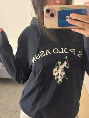 Mörkblå polo assasin hoodie - Jag är 162cm, allt e kvar tills markerad som såld, pris går att diskuteras💞