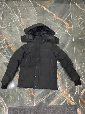 Canada Goose Jacka - Säljer en mycket fin Canada Goose-jacka som endast är använd två gånger. Jackan är i absolut toppskick. Originalpåse och tillhörande päls medföljer vid köpet.Detta är den perfekta jackan för dig som vill hålla stilen och sticka ut i vinter. Den erbjuder maximal värme och passar utmärkt för både höstens och vinterns kallaste dagar. 