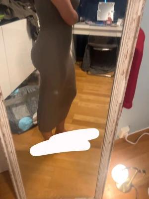 Beige ribbad långklänning - Lång klänning från lager 157, knappt använd och inga fläckar osv.