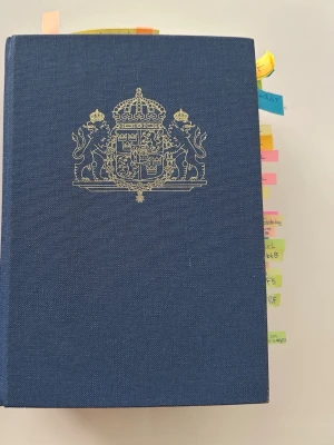 Lagbok 2025 - Säljer min lagbok med årsmodell 2025, då jag inte längre behöver den. Den är i gott skick och har använd den under 1 månads period. Har även post-it lappar som gör det lättare för läsaren. 
