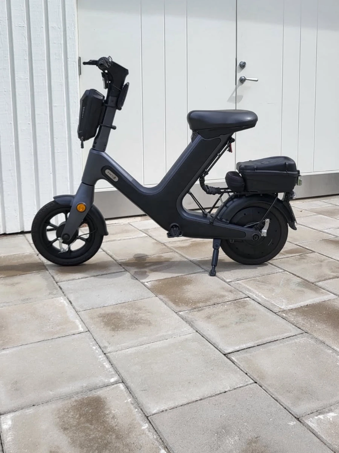 Svart elcykel med modern design