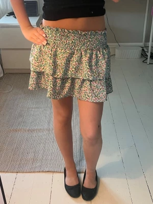 blommig volangkjol - supersöt blommig kort kjol som passar perfekt både utomlands och för sommardagar här🤍