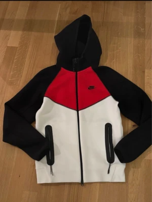 Nike hoodie med dragkedja röd/vit/svart - Snygg hoodie från Nike med dragkedja framtill. —————SKICKA GÄRNA BUD—————-