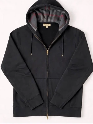Burberry zip - •8/10 skick - 2 igensydda hål •Storlek - XL Sitter som L •Väldigt fint skick bara att det är 2 små hål som har sytts igen, syns knappt