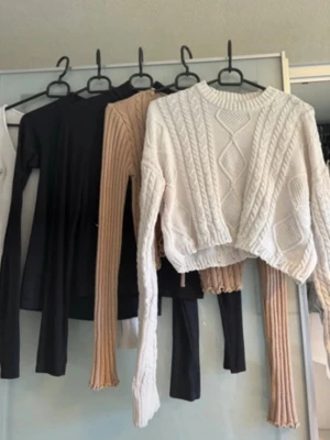 Tröjor + shorts  - 6st par shorts, alla väl använda förutom den beiga + mörkröda (endast testade) & 5st långärmade tröjor, vissa mer använda än andra 🤍💋 ▪️ Instagram: Ginise  