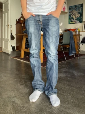 Nudie jeans bootcut ola - Nudie jeans! Modell bootcut Ola. Modellen är 180cm 65kg. Storlek 33/34 men passar mer som 30/32 men utgå ifrån måtten nedan. Mått: midja: 41cm längd: 105cm lår: 23cm benöppning: 21cm. Måtten kan variera 1cm+-  Fråga gärna frågor!