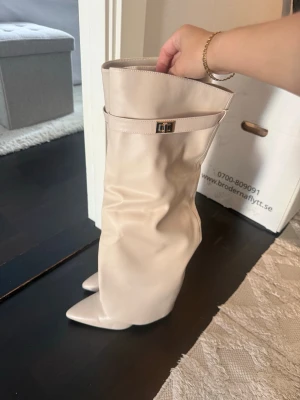 Beige stövlar - Säljer dessa stövlar från Raglady som är använda 1 gång. Säljer då de inte var min stil. Storlek 40, men passar mig som normalt sätt har 39.