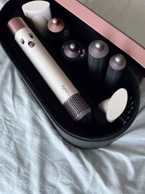Dyson Airwrap Rosa  - Dyson Airwrap med flera tillbehör och originalbox. Allt på bilden ingår. En av Dysons mest eftertraktade färger/modeller i nyskick. Perfekt för lockar, volym och styling. Kan skickas eller mötas upp i Jönköping. Skicka meddelande vid intresse 😁