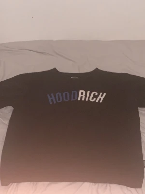 Svart hoodrich tröja  - En tröja jag inte har använt länge och som har legat här i mitt rum i jätte länge och jag vill ba bli av med den för att de inte passar mig. XL för barn.