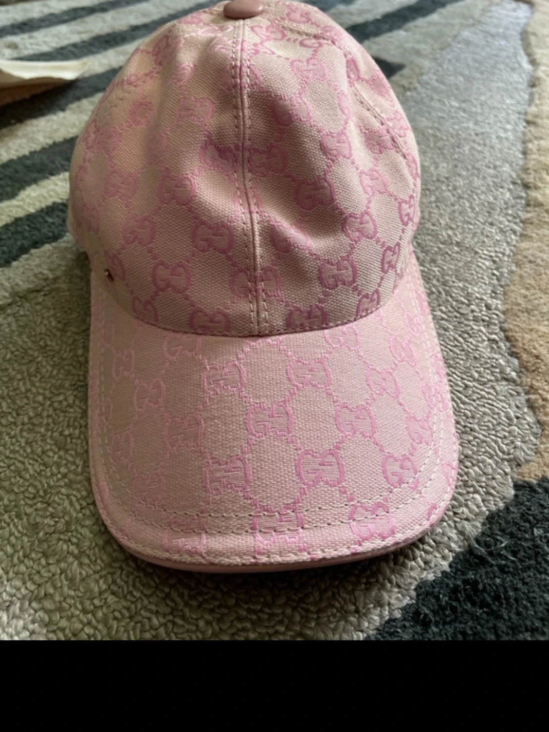 Rosa keps från Gucci med påse och låda - 3