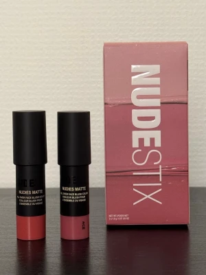 Nudestix Nudies Matte mini blush - Två helt nya oöppnade Nudestix Nudies Matte blush i stiftformat, nyanserna 'Cherie' och 'Naughty N' Spice'. Båda har en matt finish och är perfekta för att skapa en naturlig look med krämig textur. Köptes för 400kr