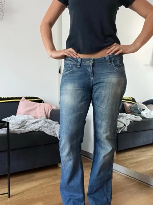 Blå ONLY bootcut jeans  - Säljer ett par blå bootcut jeans med snygga slitningar och rå kant längst ner. Märket är ONLY och har snygga detaljer på fickorna. Säljer då de är lite för korta för mig (är ca 170)
