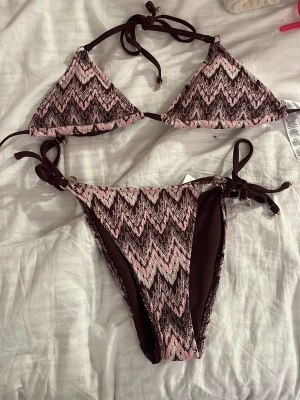Sätt bikini - Jätte söt bikini som är använd 1 gång 💕Rosa, vit och brun zig zag💕
